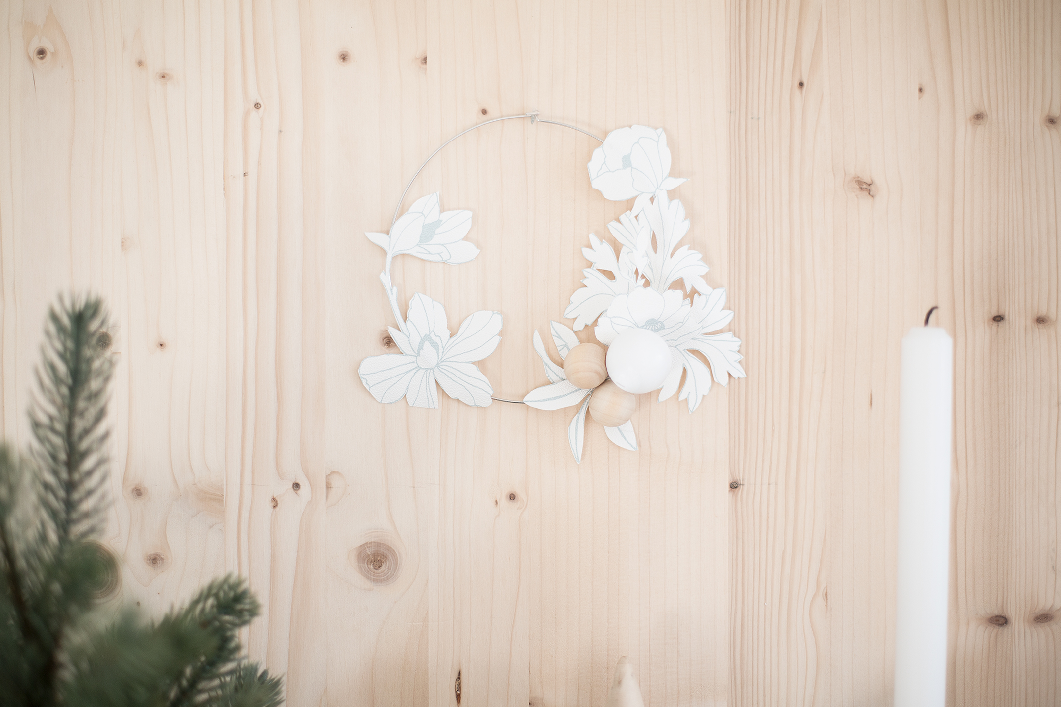 DIY ] Une couronne fleurie en papier peint - La Délicate